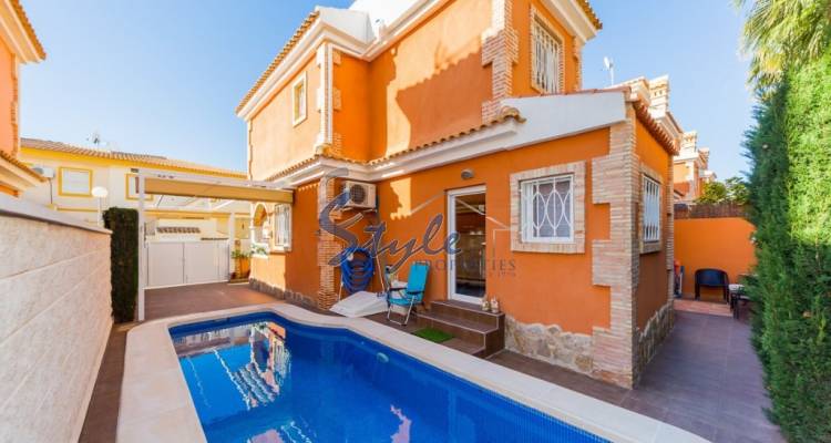 Detached villa close to the beach with private swimming pool in Playa Flamenca, Orihuela Costa, Costa Blanca, Spain