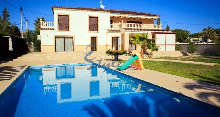 Villa en venta con Piscina en Cabo Roig, Orihuela Costa, Costa Blanca, Spain