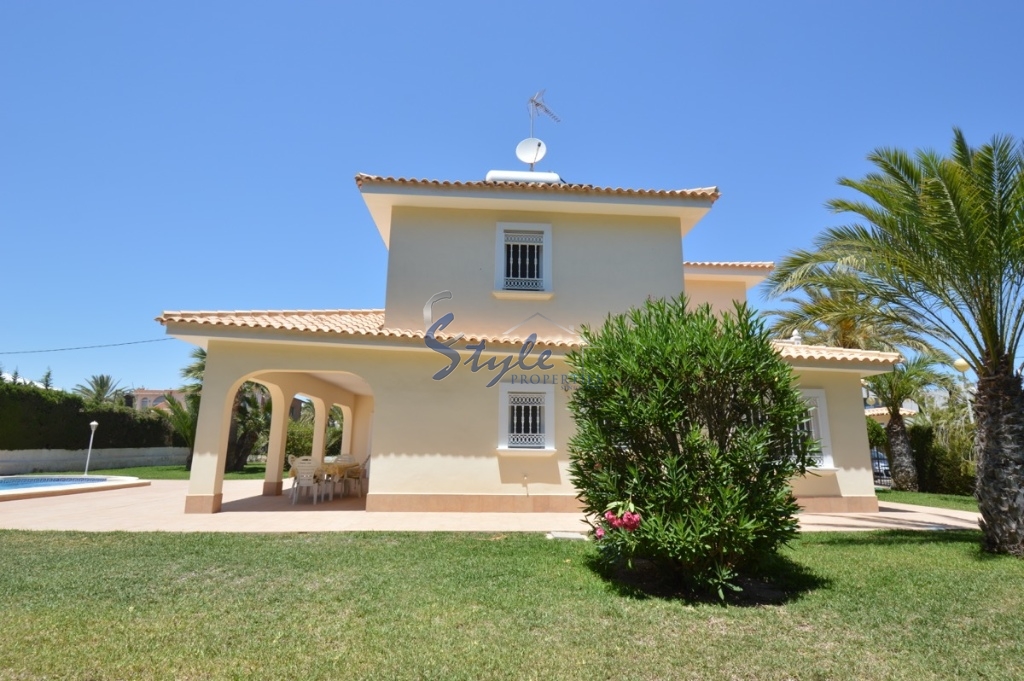 Resale - Villa - Cabo Roig