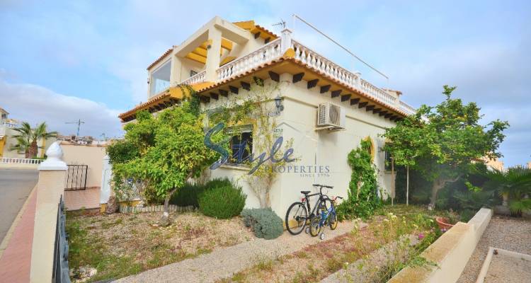 Bonito quad-bungalow en urbanización junto al mar La Ciñuelica en Punta Prima, Costa Blanca, España