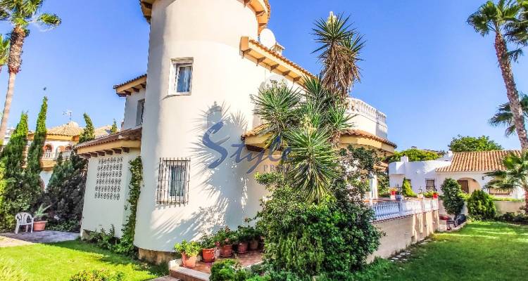 Villa en alquiler con piscina cerca al mar ,en la Zenia, Orihuela Costa