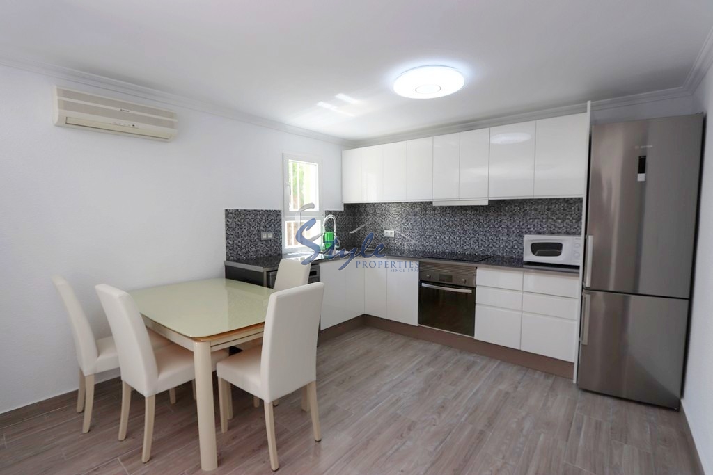 Bungalow planta baja con orientación al sur en Residencial Miraflores de Urb. Los Altos, Torrevieja