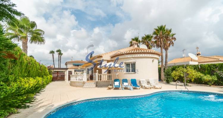 Independent villa for sale with 3 bedrooms and 2 bathrooms located in a privileged area of Playa Flamenca close to La Mosca beach