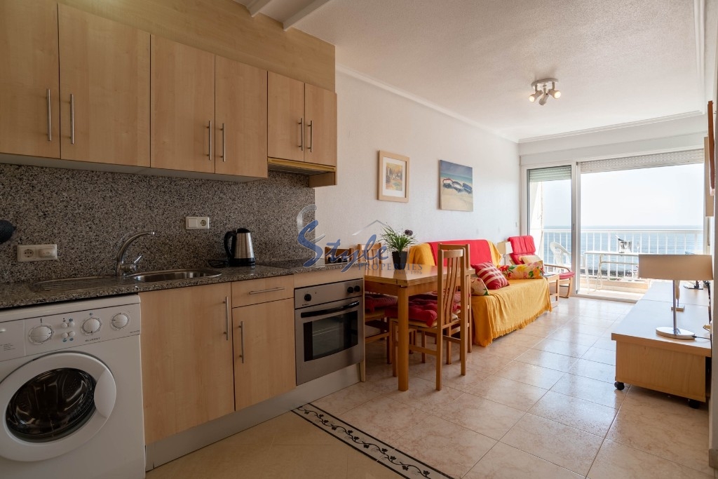 Apartamento en venta con vistas al mar en Punta Prima, Orihuela Costa