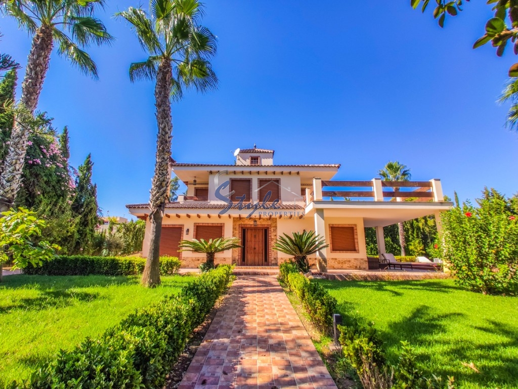 Villa with own garden and pool for sale located in a quiet and privileged area of Los Balcones, Torrevieja