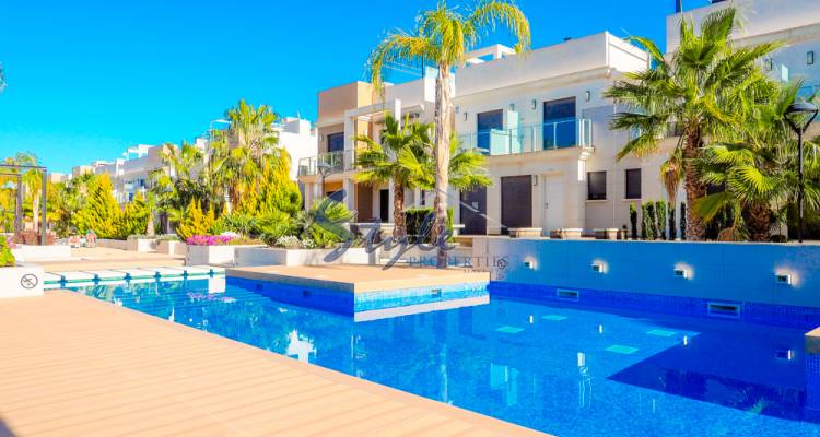 Vendemos un bungalow moderno con vistas al mar en Urbanización Zenia Beach, Orihuela Costa