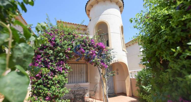 Chalet semi-adosado de 3 dormitorios en venta cerca del campo de golf en Las Filipinas, Villamartin