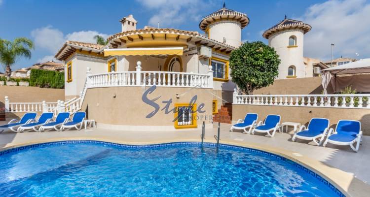 chalet independiente con piscina privada en venta en el corazón de La Zenia, Orihuela Costa