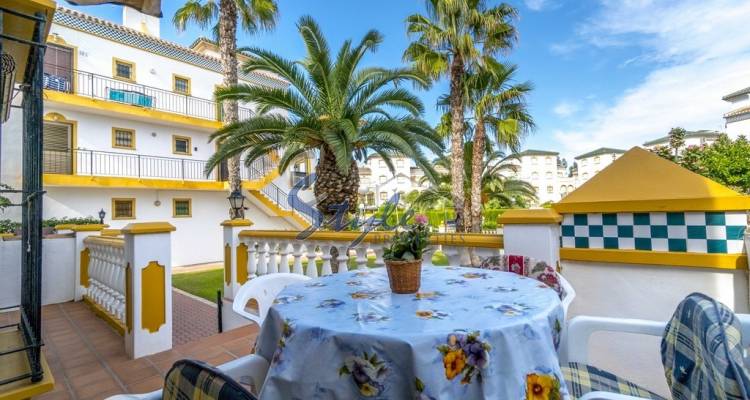 apartamento con amplia terraza en venta cerca del mar en Molino Blanco (La Mata).