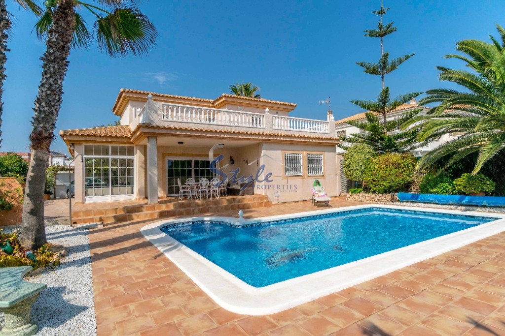 villa for sale next to the sea and beach in Residential “Molino Blanco” of La Mata town