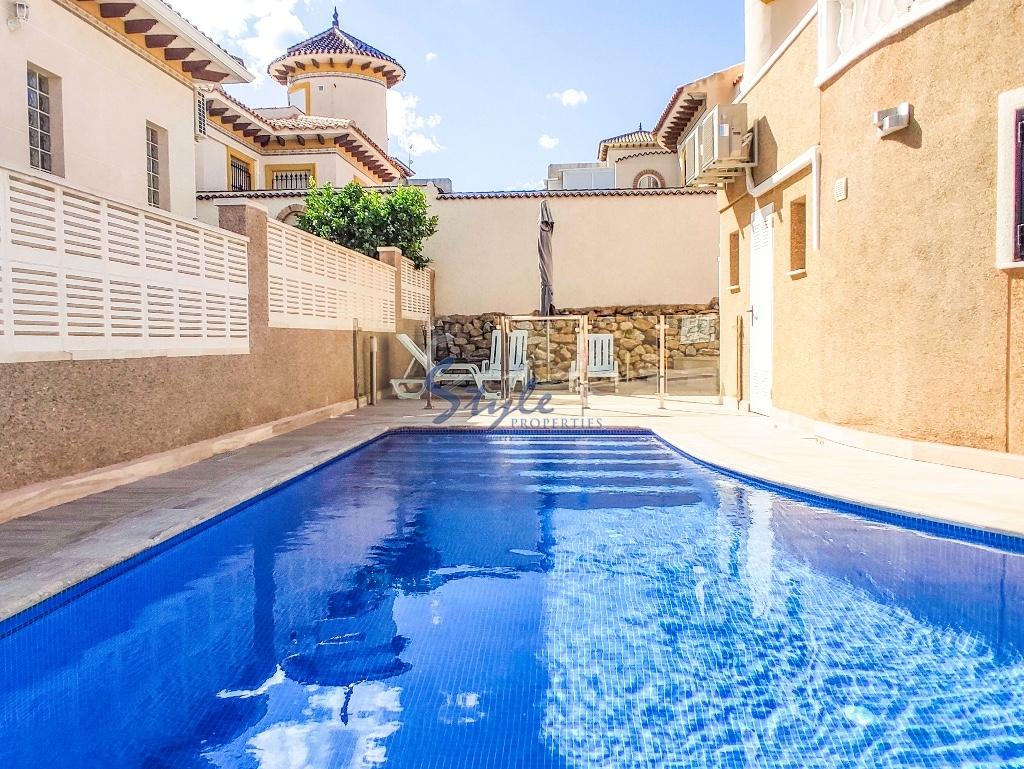 Resale - Villa - Cabo Roig