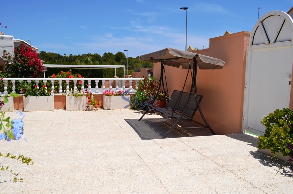 Chalet independiente en venta con propio jardín y piscina comunitaria ubicado en zona tranquila de Los Balcones, Torrevieja