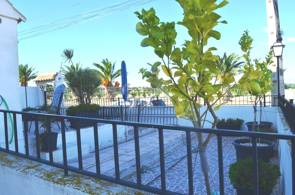 En venta un búngalo con jardín privado con vistas despejadas en Lago Jardín, Torrevieja