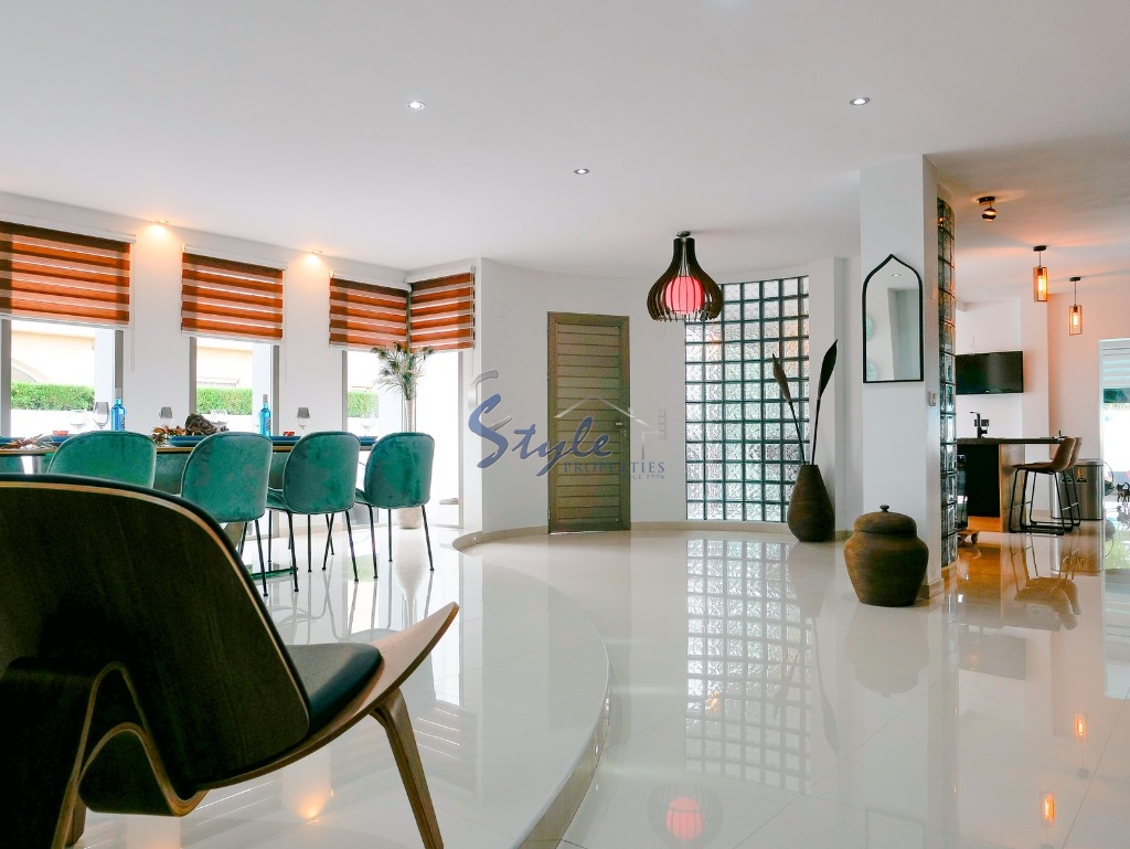 Luxury villa for sale with 6 bedroom pool located in Playa Flamenca, Orihuela Costa.