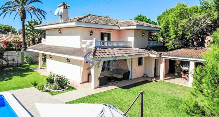 Beach side, second line to the sea  villa for sale in Cabo Roig , Orihuela Costa, Alicante, Spain