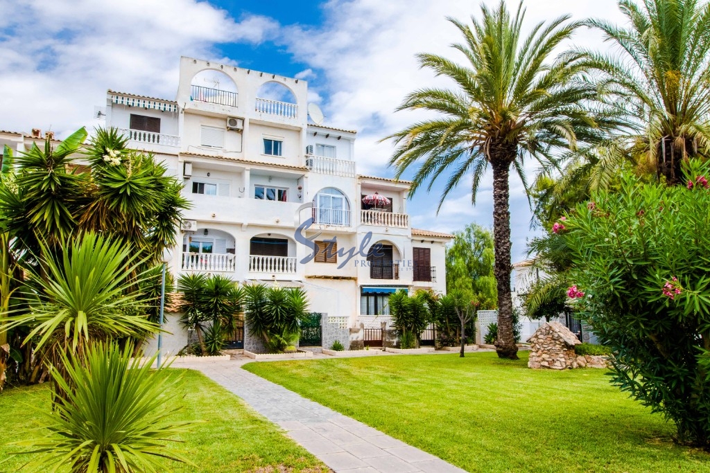 Продается отремонтированная современная квартира с видом на море в Калас Бланкас де Торревьеха