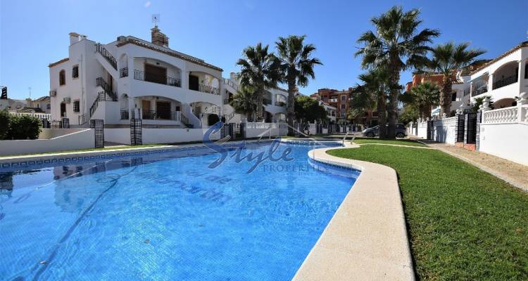 Se vende apartamento con jardín privado cerca del campo de golf, con piscina en zona PAU 8, Orihuela Costa