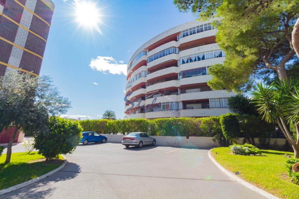 We sell a penthouse near the sea and beach in the heart of “La Zenia” in Orihuela Costa