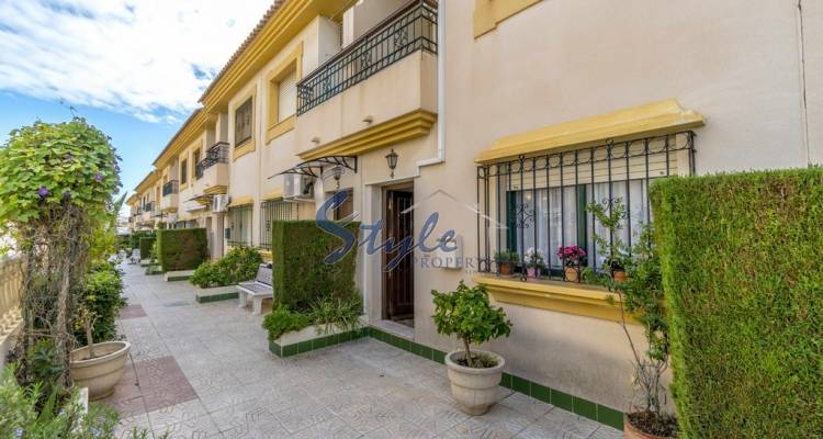 Vendemos un bungalow cerca del mar y playa en La Zenia, a 500 m de la playa en Orihuela Costa. 