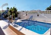 Se vende fantástica villa con piscina privada y jardín en Punta Prima, Torrevieja