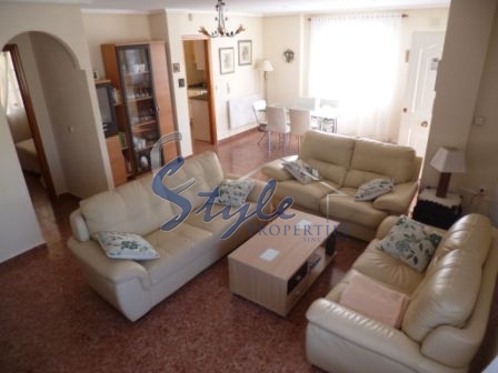 Se vende fantástica villa con piscina privada y jardín en Punta Prima, Torrevieja