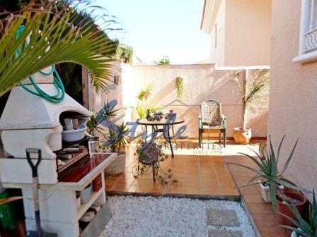 Se vende fantástica villa con piscina privada y jardín en Punta Prima, Torrevieja