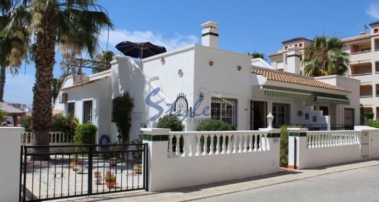 sell a bungalow near the sea in Playa Flamenca, in Orihuela Costa.