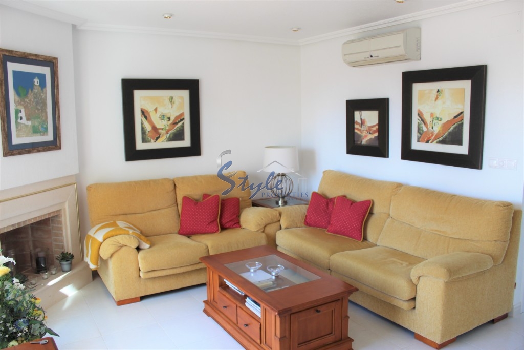 sell a top floor apartment with solarium in urb. Miraflores IV of Playa Flamenca.