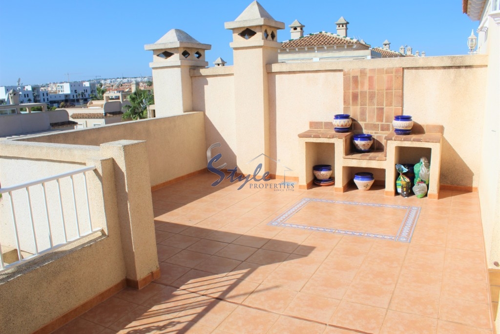 sell a top floor apartment with solarium in urb. Miraflores IV of Playa Flamenca.