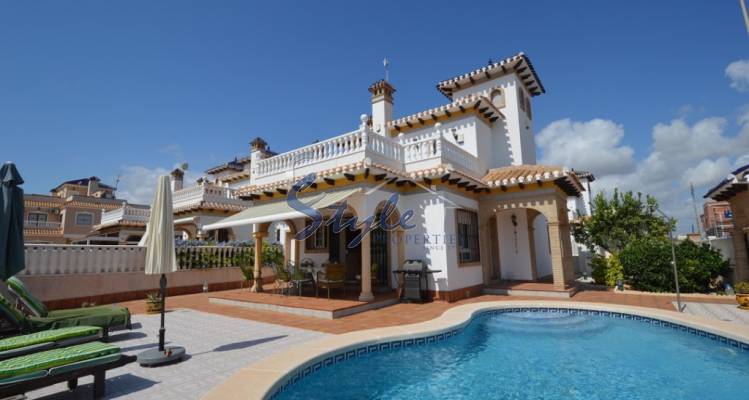 Villa independiente de dos plantas con piscina en venta cerca del mar en Cabo Roig