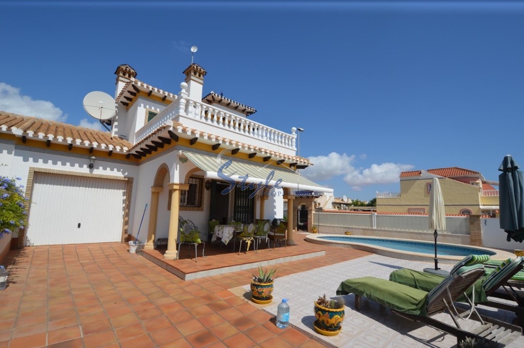 Villa independiente de dos plantas con piscina en venta cerca del mar en Cabo Roig