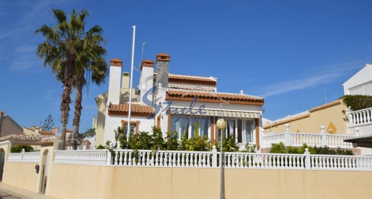 Villa independiente con piscina en venta a 300m del mar en Cabo Roig (La Zenia Playa)