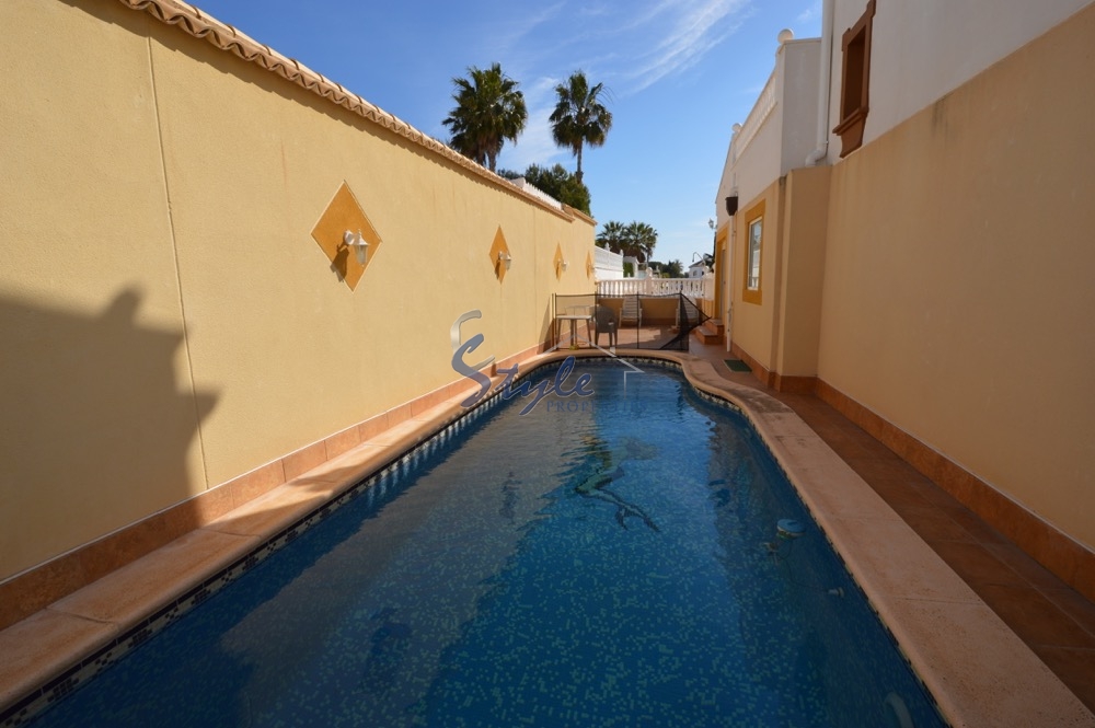 Villa independiente con piscina en venta a 300m del mar en Cabo Roig (La Zenia Playa)