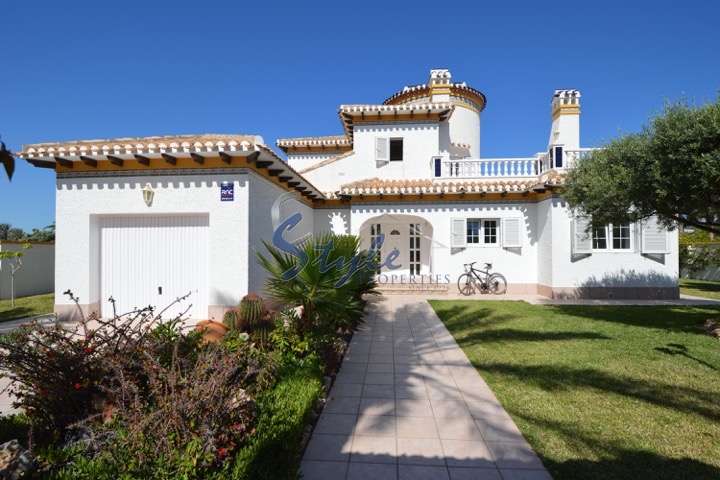 Luxury two-storey villa with large pool for sale near the sea in Cabo Roig