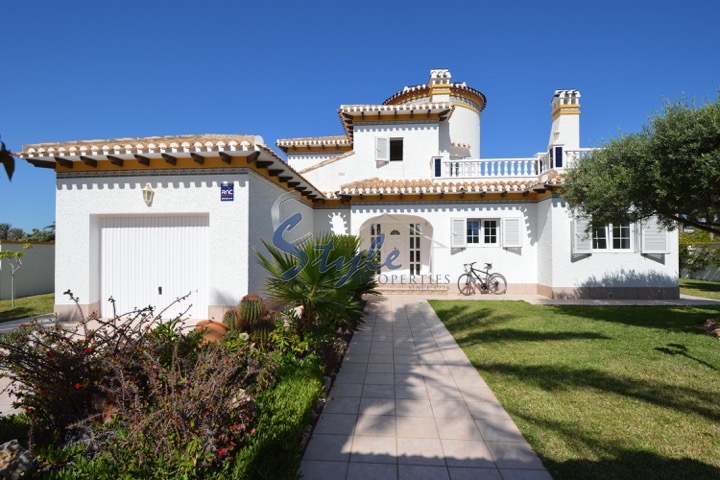 Villa de lujo de dos plantas con piscina grande en venta cerca del mar en Cabo Roig