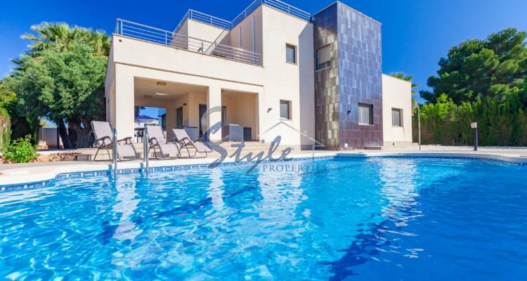 Villa de lujo de dos plantas con piscina privada en venta cerca del mar en Cabo Roig, Orihuela Costa