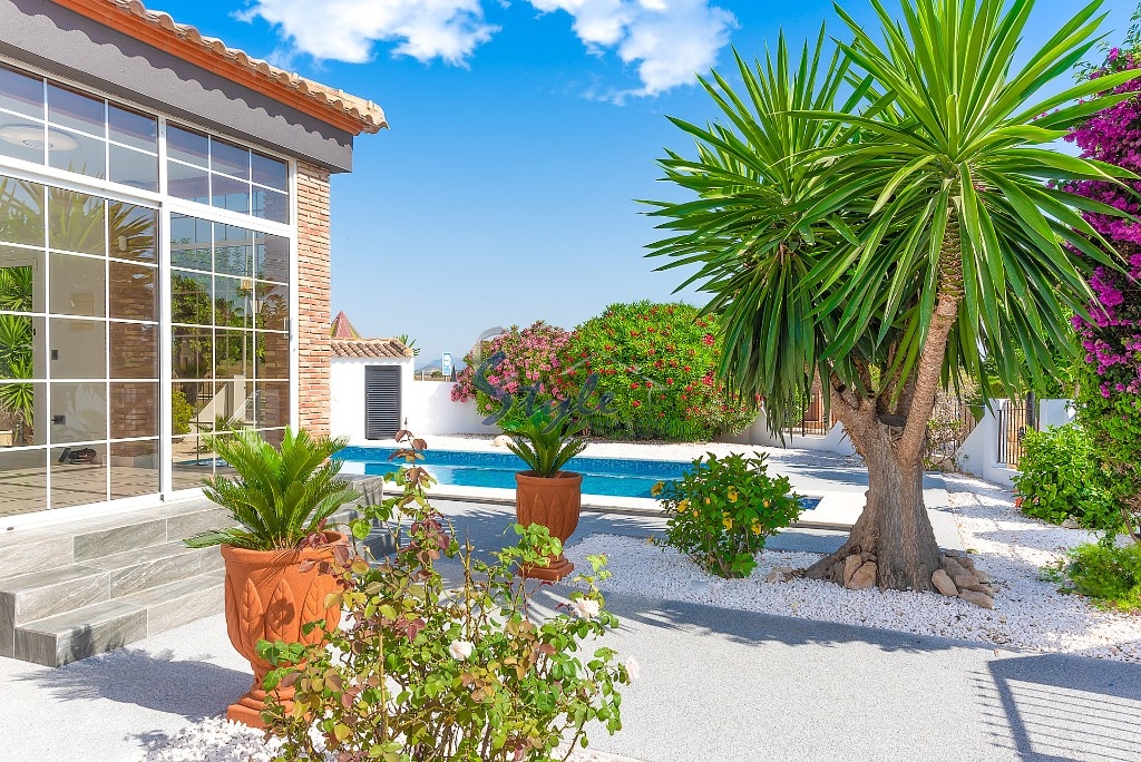 Villa independiente remodelada con piscina grande en venta en San Miguel de Salinas, Orihuela Costa