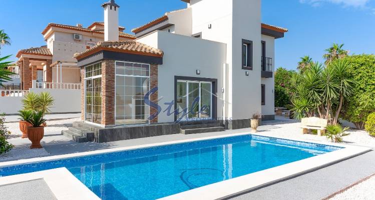 Villa independiente remodelada con piscina grande en venta en San Miguel de Salinas, Orihuela Costa