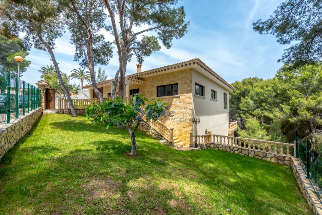 villa surrounded by pine forest and near the sea for sale in Dehesa de Campoamor, Orihuela Costa