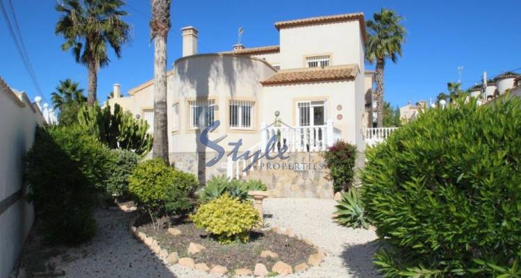 For sale villa near the golf course in Villamartin in urb. El Galan