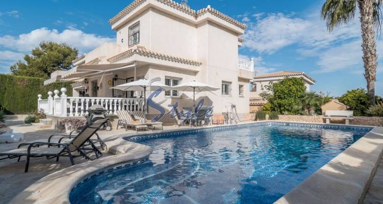 We sell beautiful villa with pool and private garden in Playa Flamenca, Orihuela Costa.