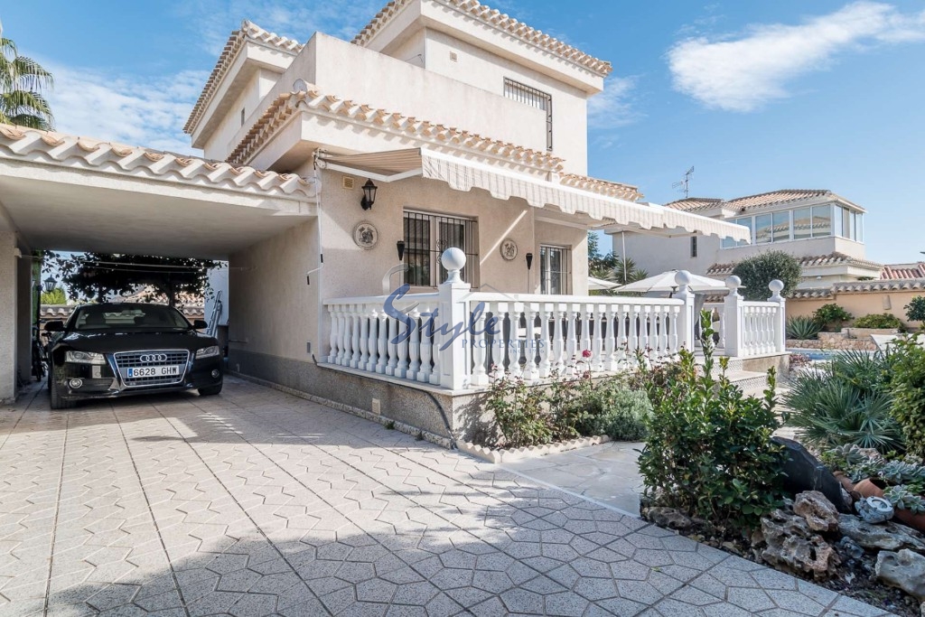 We sell beautiful villa with pool and private garden in Playa Flamenca, Orihuela Costa.