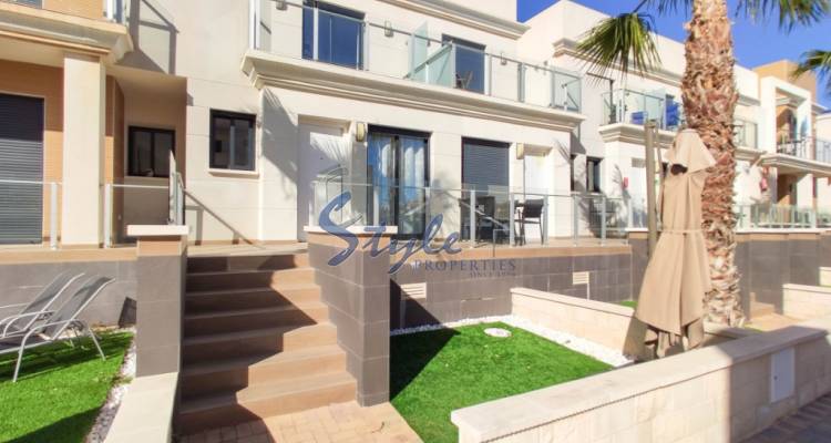 Vendemos casa adosada en residencial “Zenia Beach” en La Zenia, a 300 m de CC “Zenia Boulevard”