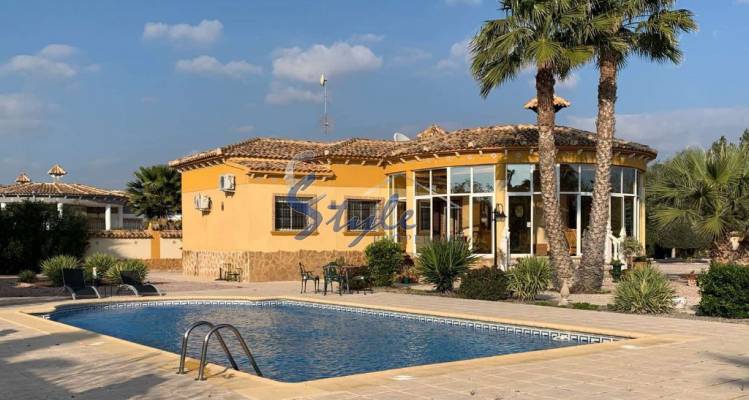 A large villa with beautiful pool and private plot for sale in Catral, Costa Blanca