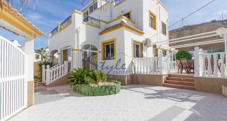 semi-adosado villa con grande piscina en venta en Los Altos, Orihuela Costa