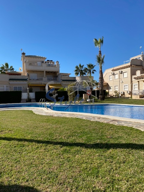 Se vende dúplex-ático en una estupenda urbanización con dos piscinas “Miraflores IV”, Playa Flamenca