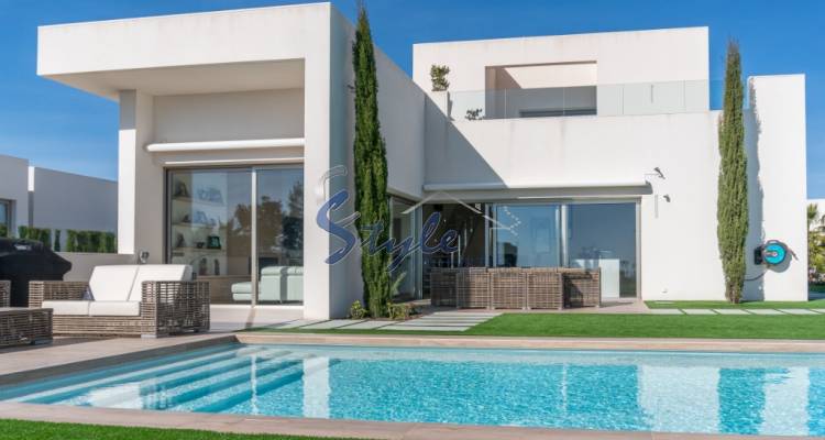 Se vende villa de lujo con jardín y piscina cerca del campo de golf en Colinas Golf & Country Club de Campoamor