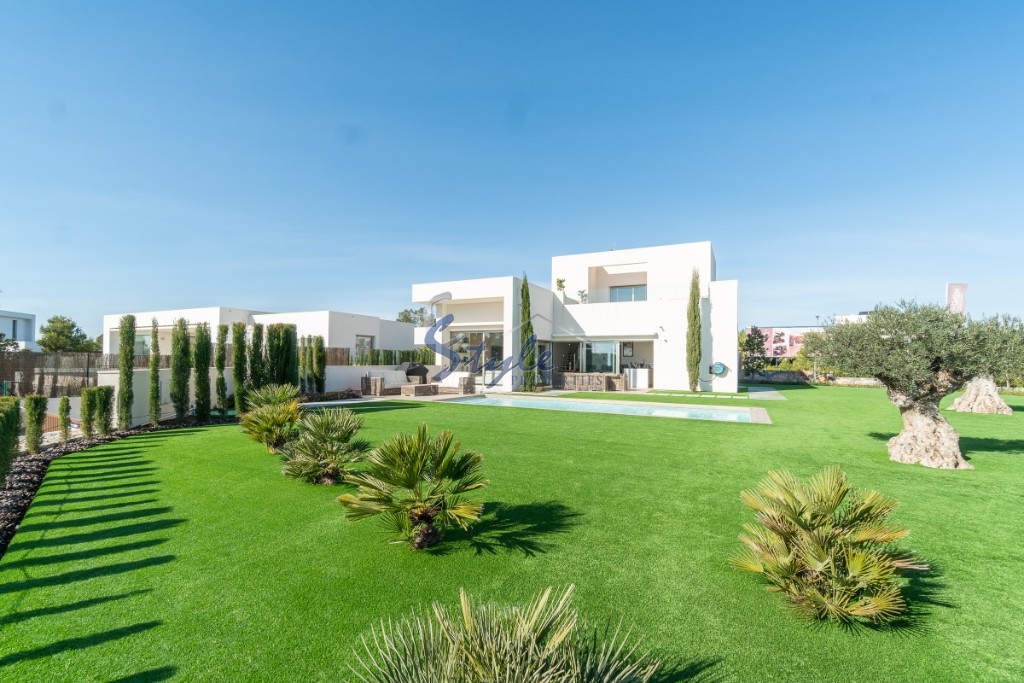 luxury villa for sale with garden and pool near the golf course in Colinas Golf & Country Club de Campoamor