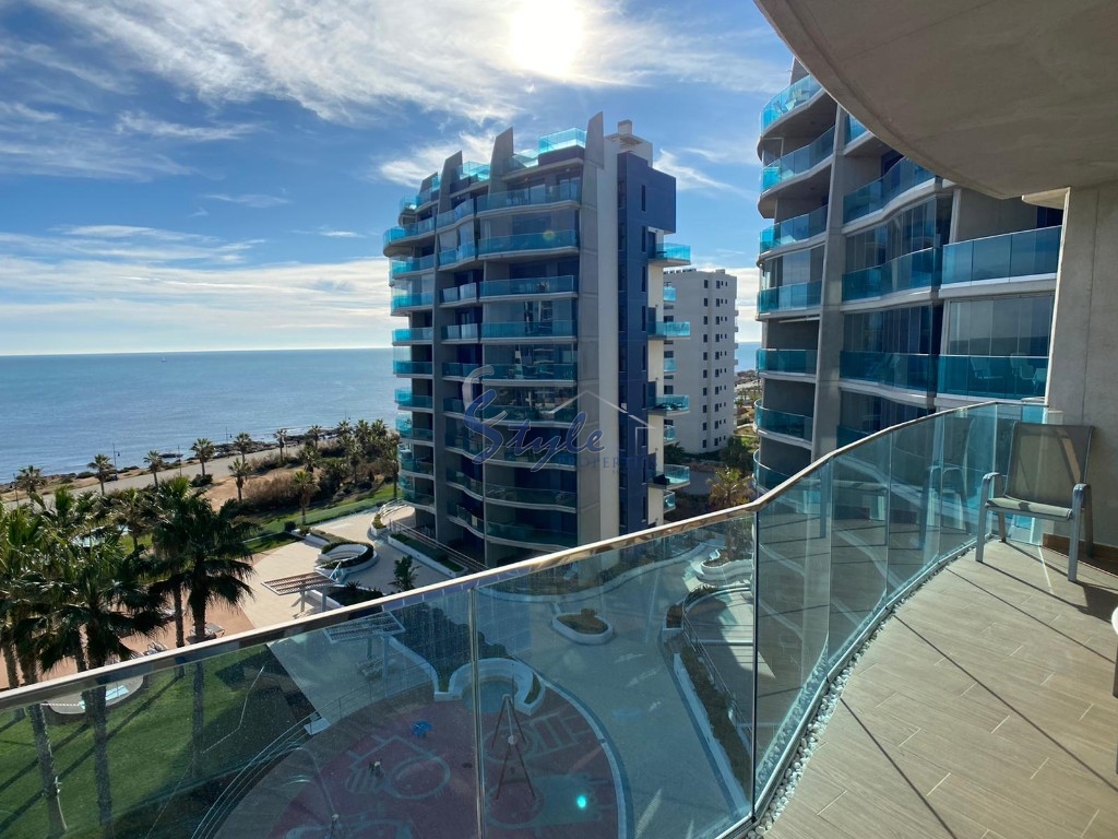 An apartment is sold on the seafront with panoramic views in Res. 