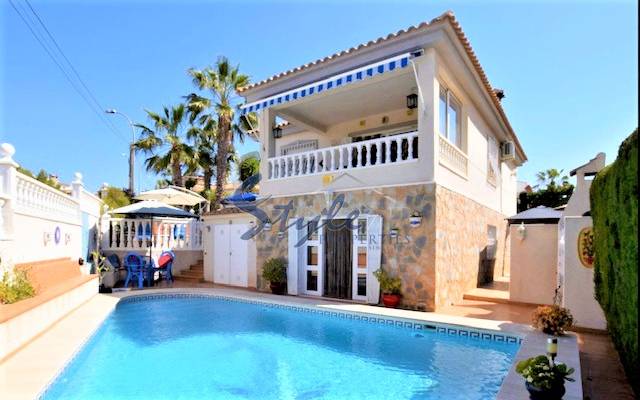 En venta esta villa con vistas abiertas sobre los campos de naranjos hasta el Mar Menor cerca del campo de golf en El Galan de Villamartin